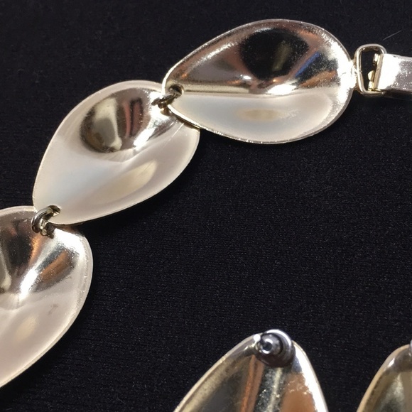 Gold tone Metal Teardrop Statement Necklace Set - Picture 4 of 7